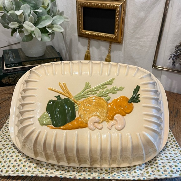 🥕 Vintage Handmade Ceramic Roaster with Vegetable Motif - Picture 8 of 15